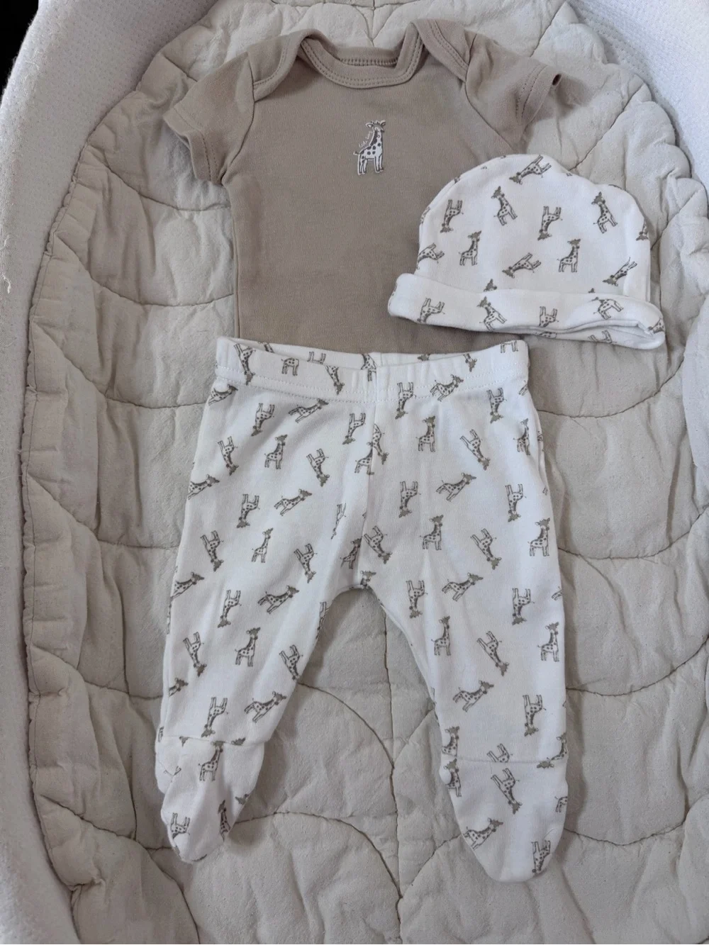 Neutral Giraffe Baby Matching Set - Bodysuit, Pants & Hat
